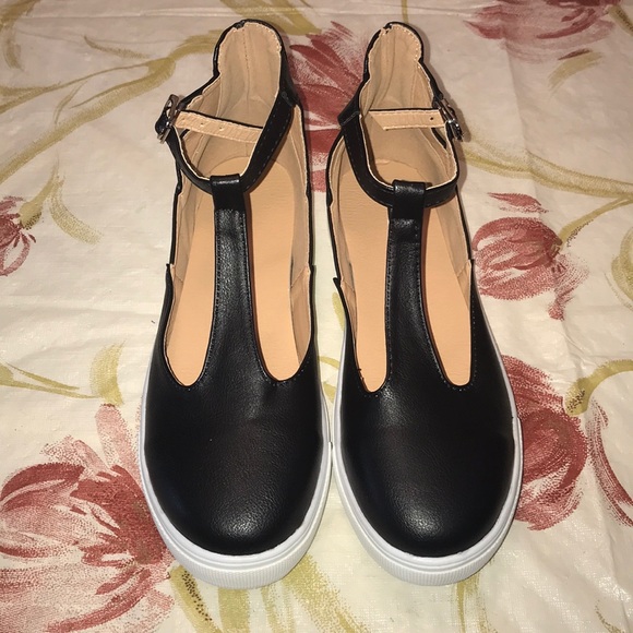 Shoes - Sneaker/Sandal Shoe